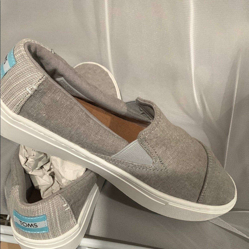 TOMS Women's Light Gray Canvas Loafers